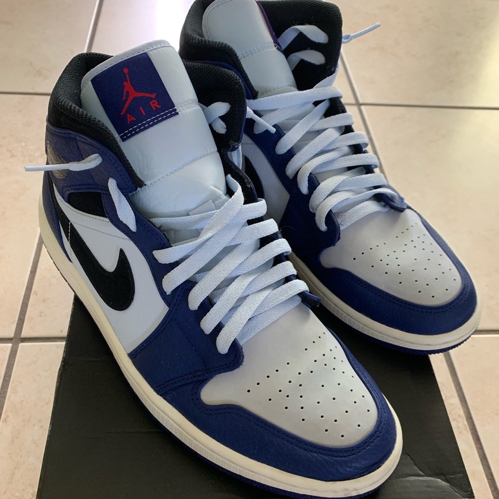 Jordan 1 Mid Royal Blue